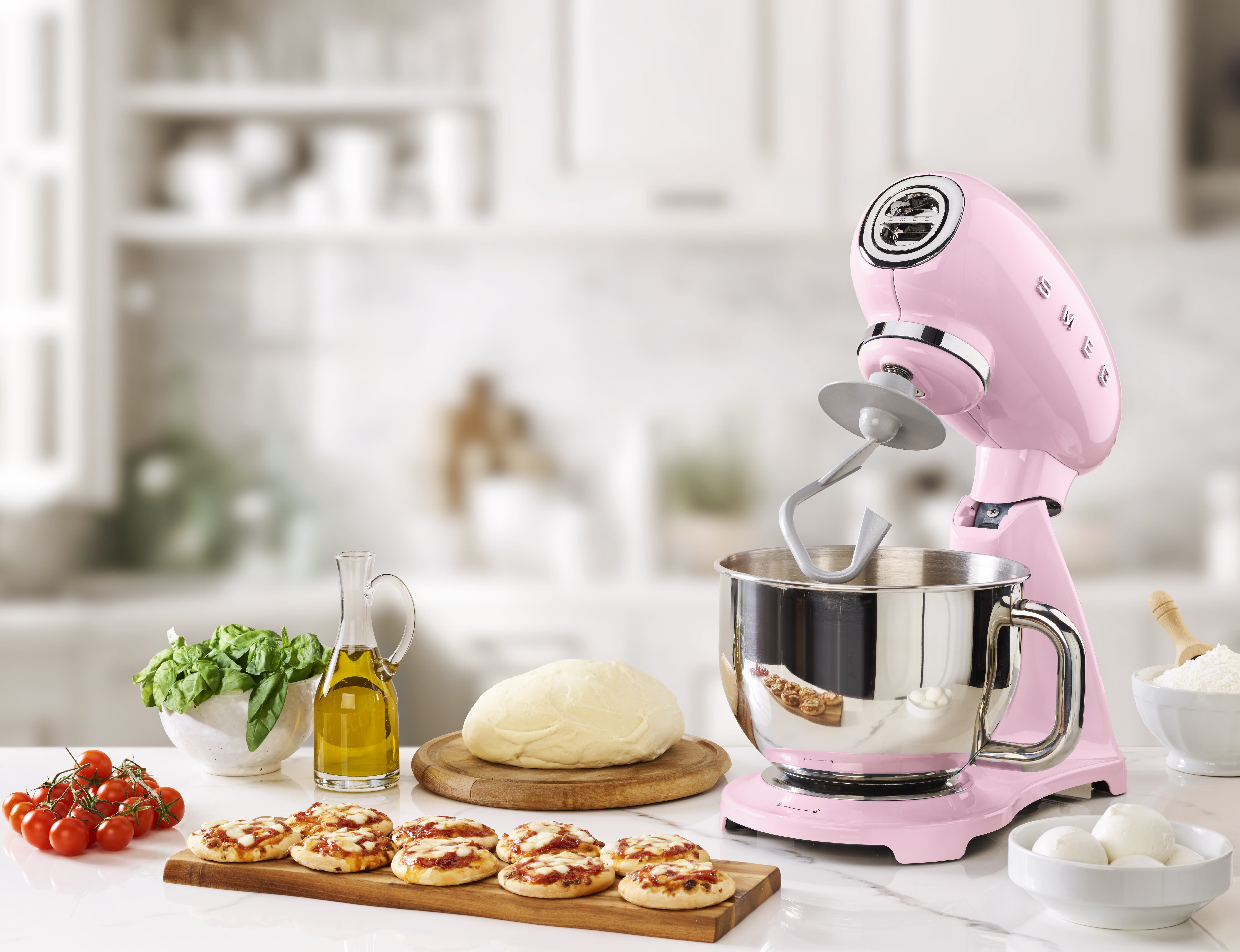 SMEG SMF03PKEU, Standmixer, Pink, Schlagen, Kneten, Rührer, 1 m, 4,8 l, Leiter