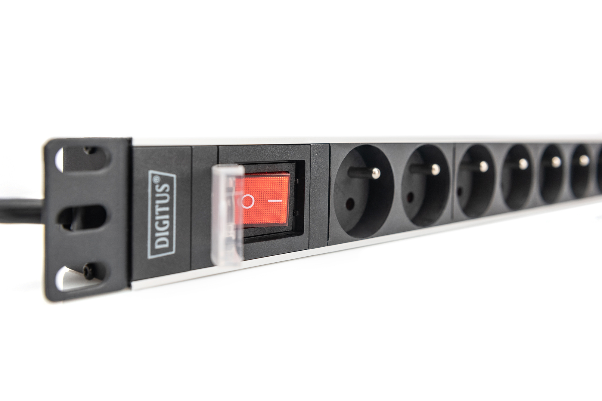 DIGITUS Steckdosenleiste mit Aluminiumprofil und Schalter, 8-fach CEE 7/5, 2 m Zuleitung Schutzkontaktstecker