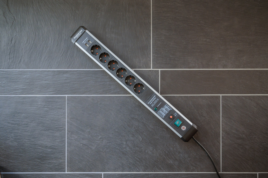 Brennenstuhl 1391010610, 3 m, Indoor, Abgewinkelt, IP20, Schwarz, Silber, 6 AC-Ausgänge