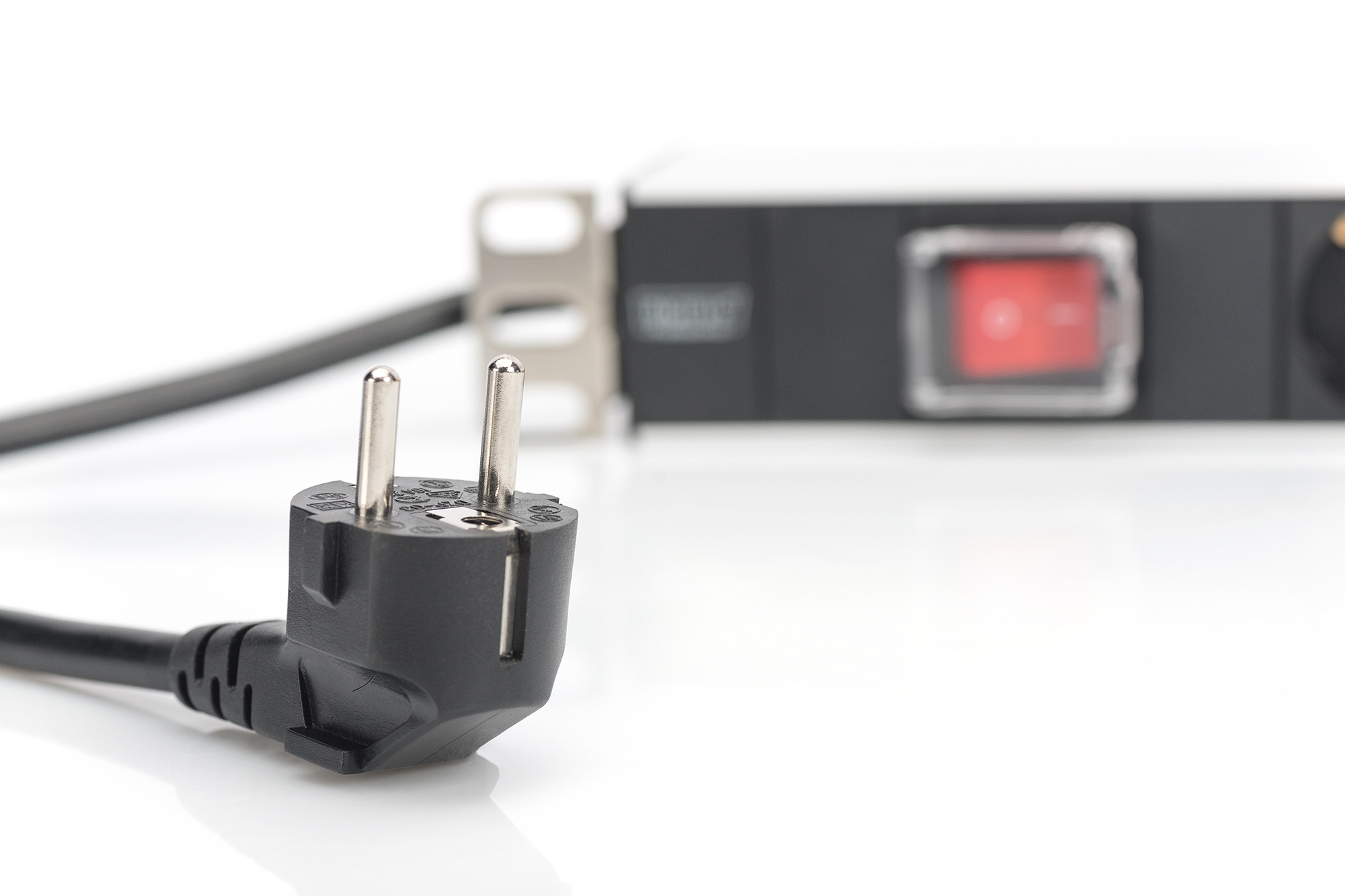 DIGITUS Steckdosenleiste mit Aluminiumprofil und Schalter, 7-fach Schutzkontaktsteckdose, 2 m Zuleitung Schutzkontaktstecker