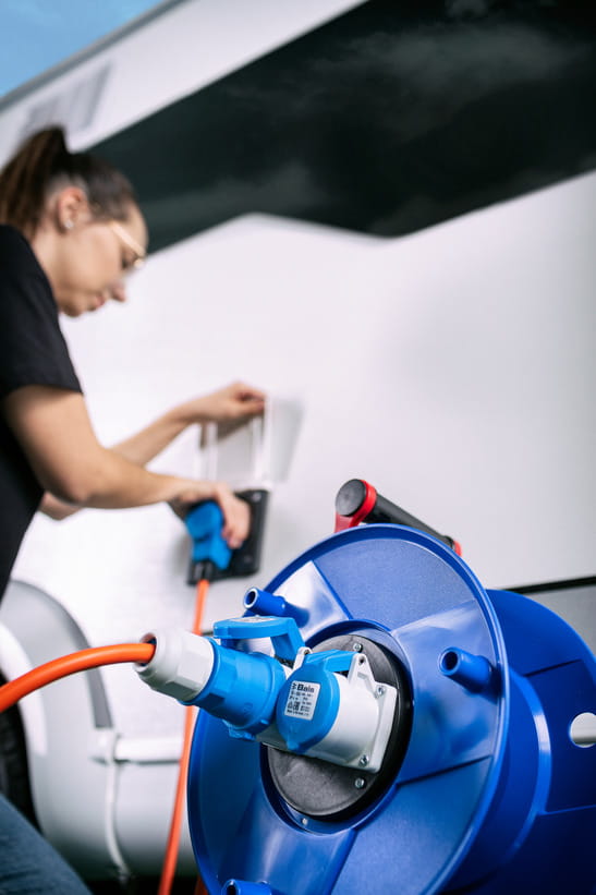 Brennenstuhl 1182760100, 25 m, 2 AC-Ausgänge, Outdoor, IP44, Neopren, Kunststoff, Blau, Orange