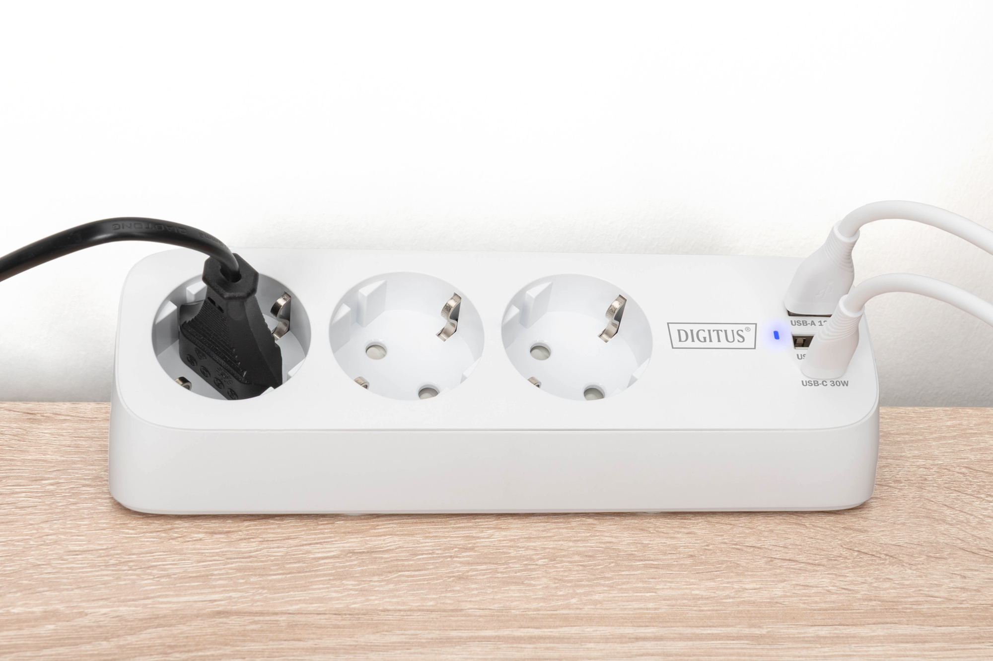 DIGITUS 3-fach Office-Steckdosenleiste mit 2x USB-A und 1x USB-C Anschlüssen, Weiß