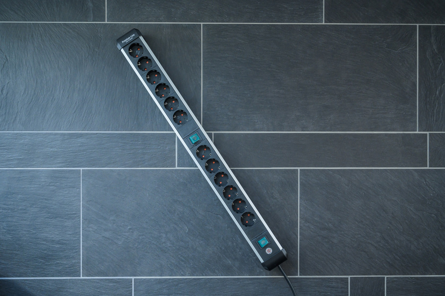 Brennenstuhl 1391030200, 3 m, Indoor, Abgewinkelt, IP20, Schwarz, Silber, 12 AC-Ausgänge