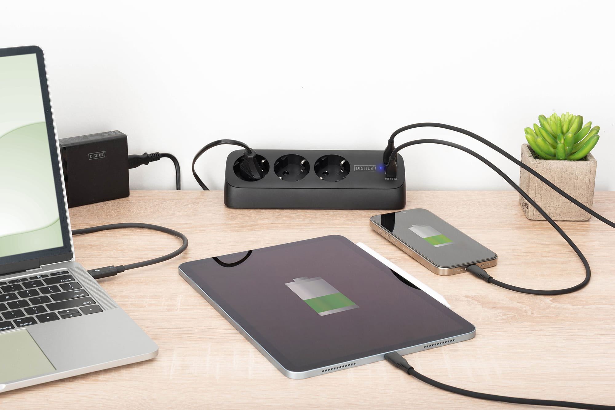 DIGITUS 3-fach Office-Steckdosenleiste mit 2x USB-A und 1x USB-C Anschlüssen, Schwarz