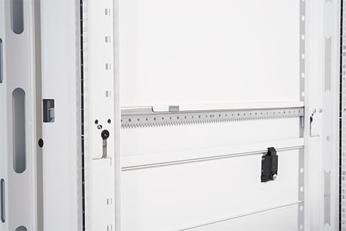 APC NetShelter SX Deep Enclosure with Sides - Schrank Netzwerkschrank - weiß - 42HE - 48.3 cm (19")