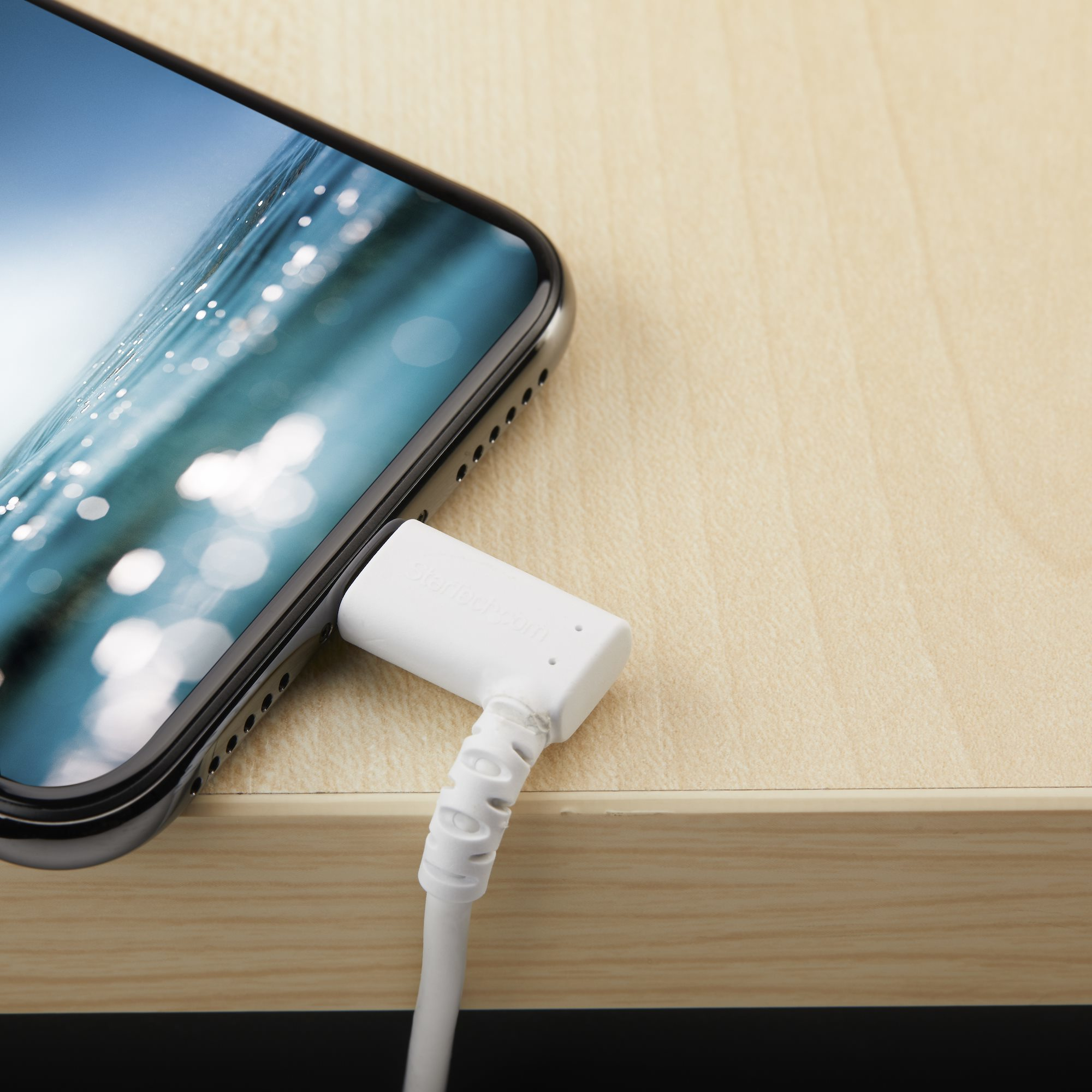 StarTech.com 1m USB-A auf Lightning-Kabel - 90° rechtwinkliges USB Typ-A auf Ladekabel - Synchronisationskabel - Apple MFi-zertifiziert iPad/iPhone 12 - Weiß (RUSBLTMM1MWR)