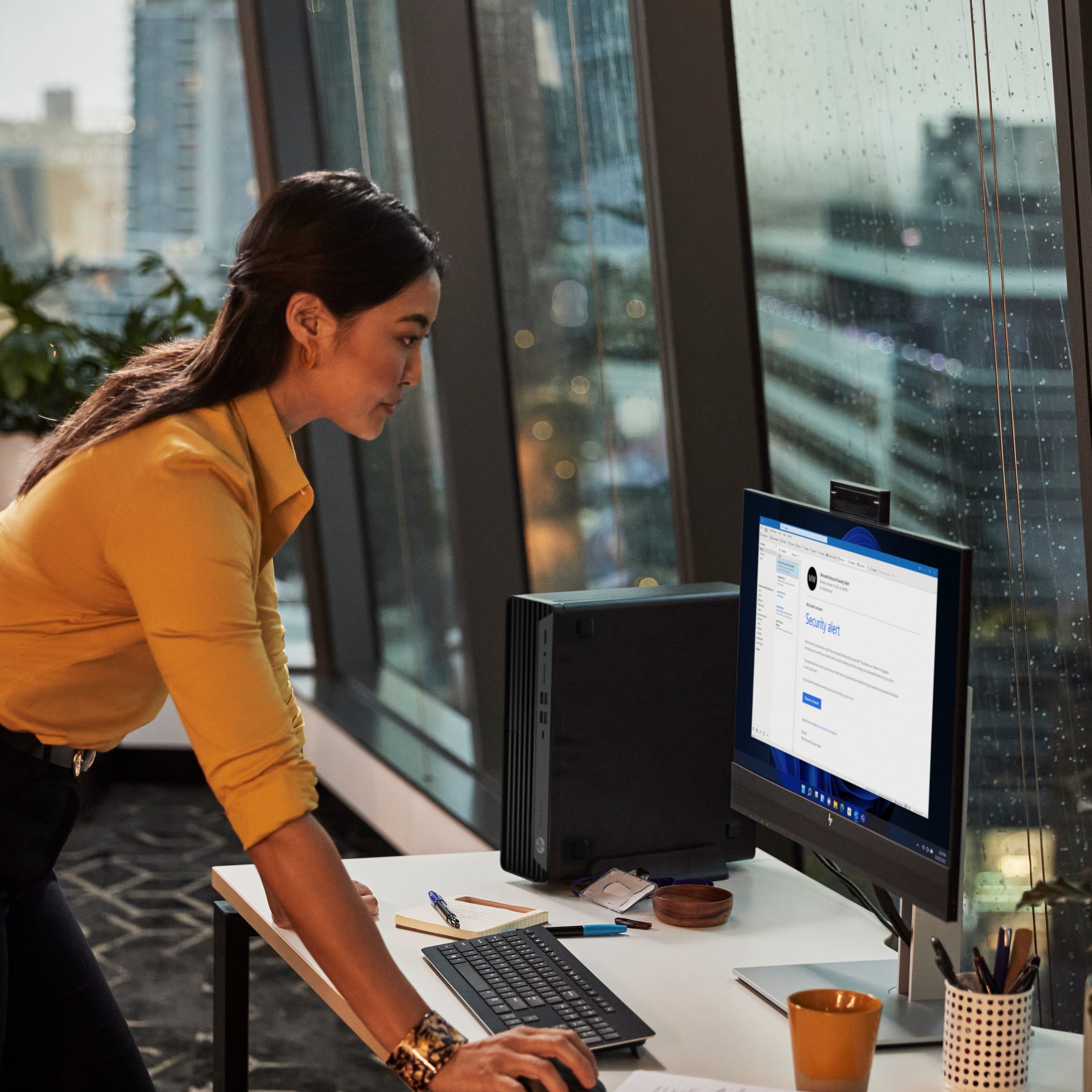 HP Elite 800 G9 - SFF - Core i7 i7-14700 / 2.1 GHz - RAM 16 GB - SSD 512 GB - NVMe - DVD-Writer - UHD Graphics 770 - 1GbE - Win 11 Pro - Monitor: keiner - Tastatur: Deutsch - mit HP Wolf Pro Security Edition (1 Jahr)