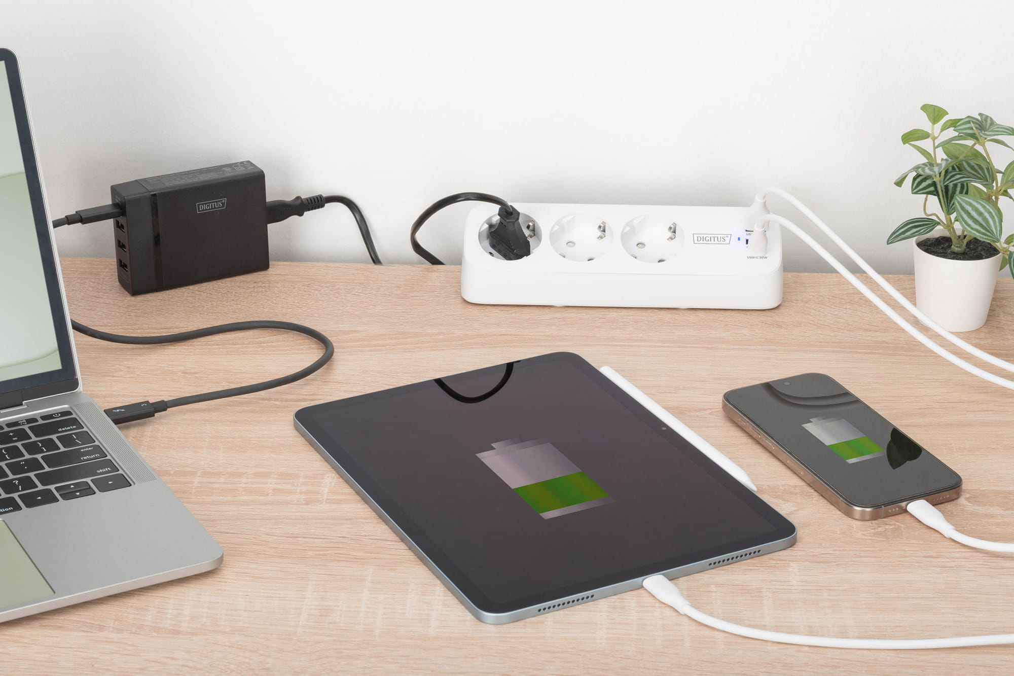 DIGITUS 3-fach Office-Steckdosenleiste mit 2x USB-A und 1x USB-C Anschlüssen, Weiß