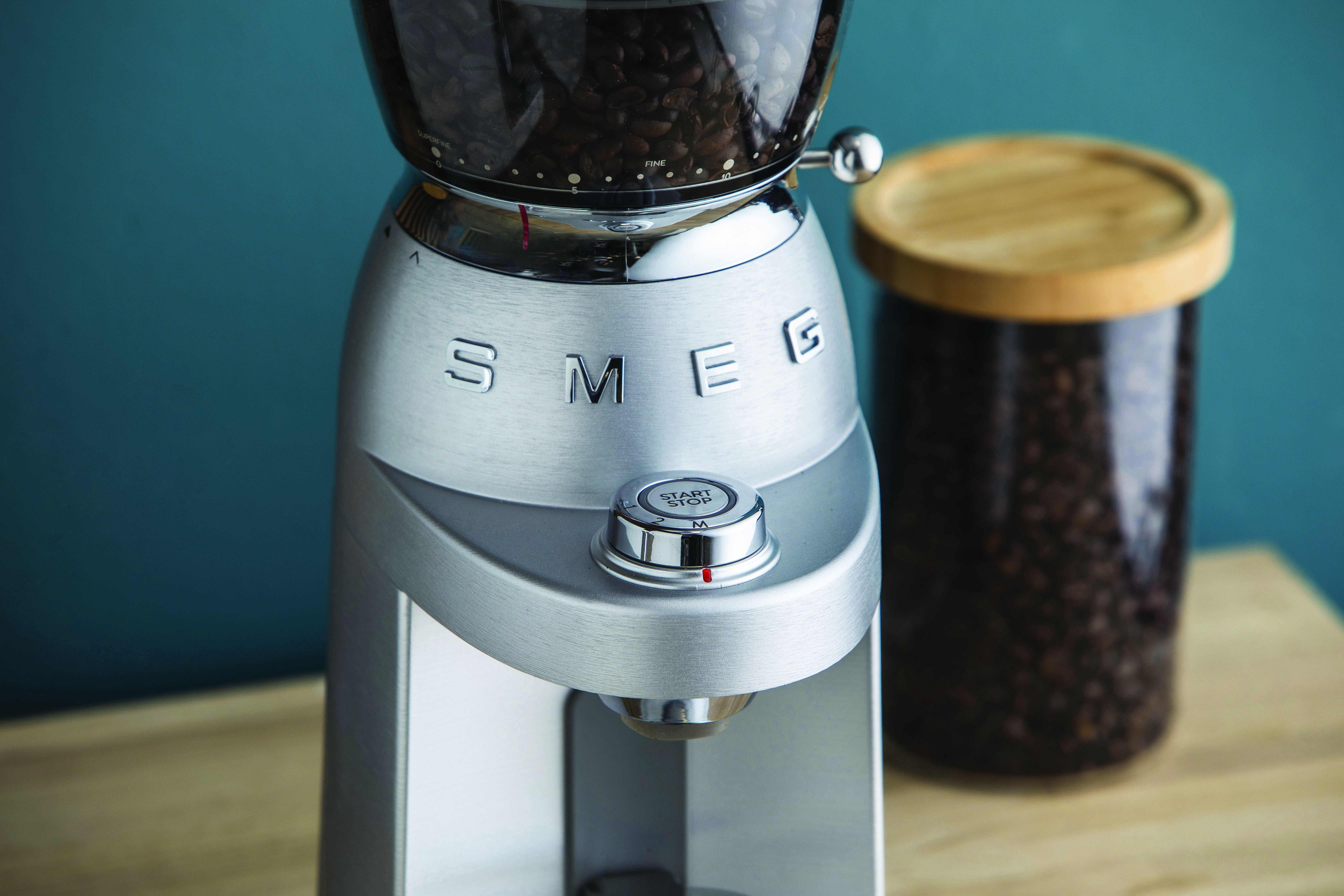 SMEG CGF02SSEU, Mühle mit Mahlwerk, 240 g, Kegelmahlwerk, Edelstahl, Kunststoff, Aluminium