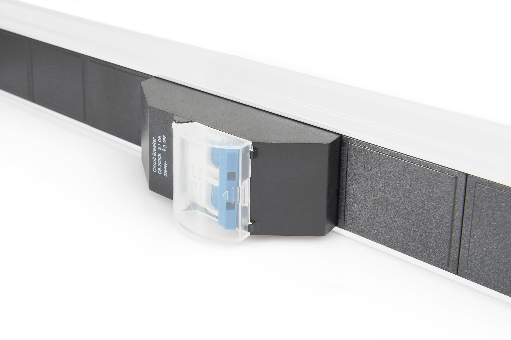 DIGITUS Steckdosenleiste mit Aluminiumprofil und integriertem Leistungsschutzschalter, 18-fach-Schutzkontaktsteckdose