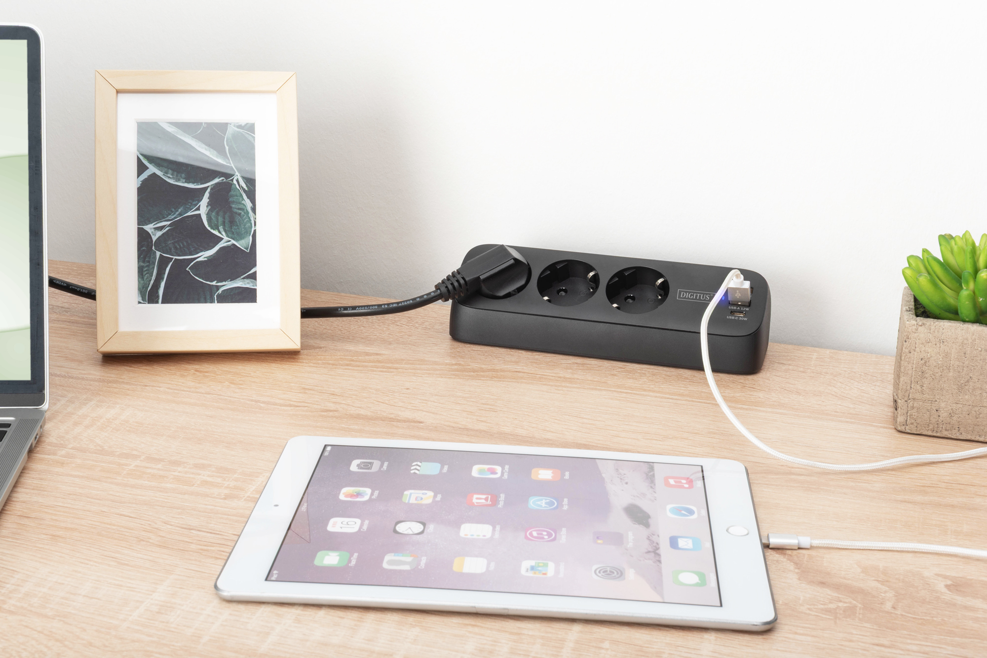DIGITUS 3-fach Office-Steckdosenleiste mit 2x USB-A und 1x USB-C Anschlüssen, Schwarz