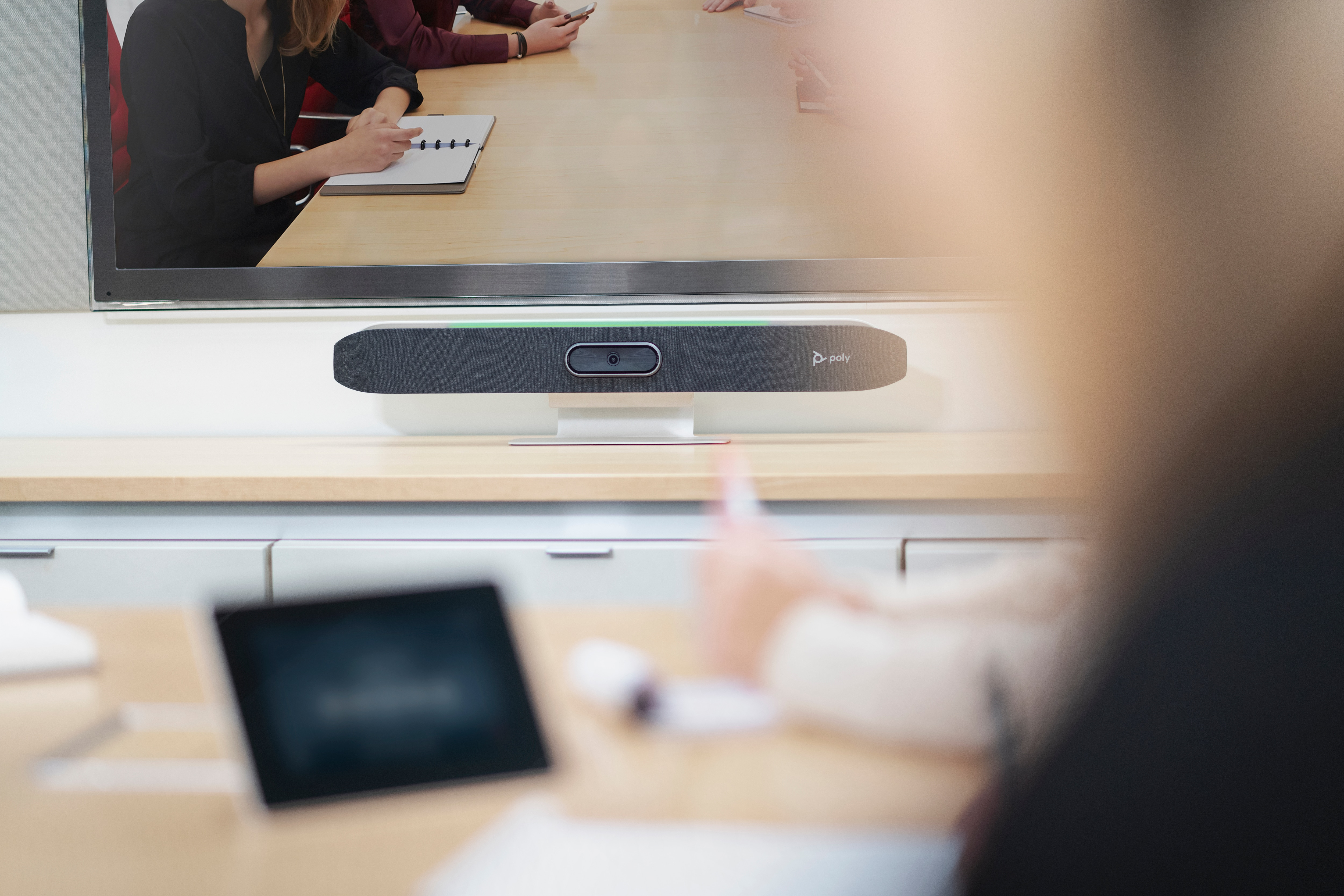 Poly HP Poly Studio X50 All-In-One-Videoleiste mit TC8 Controller-Kit, Videozusammenarbeit, 4K Ultra HD, 60 fps, 5x, Schwarz, Grau