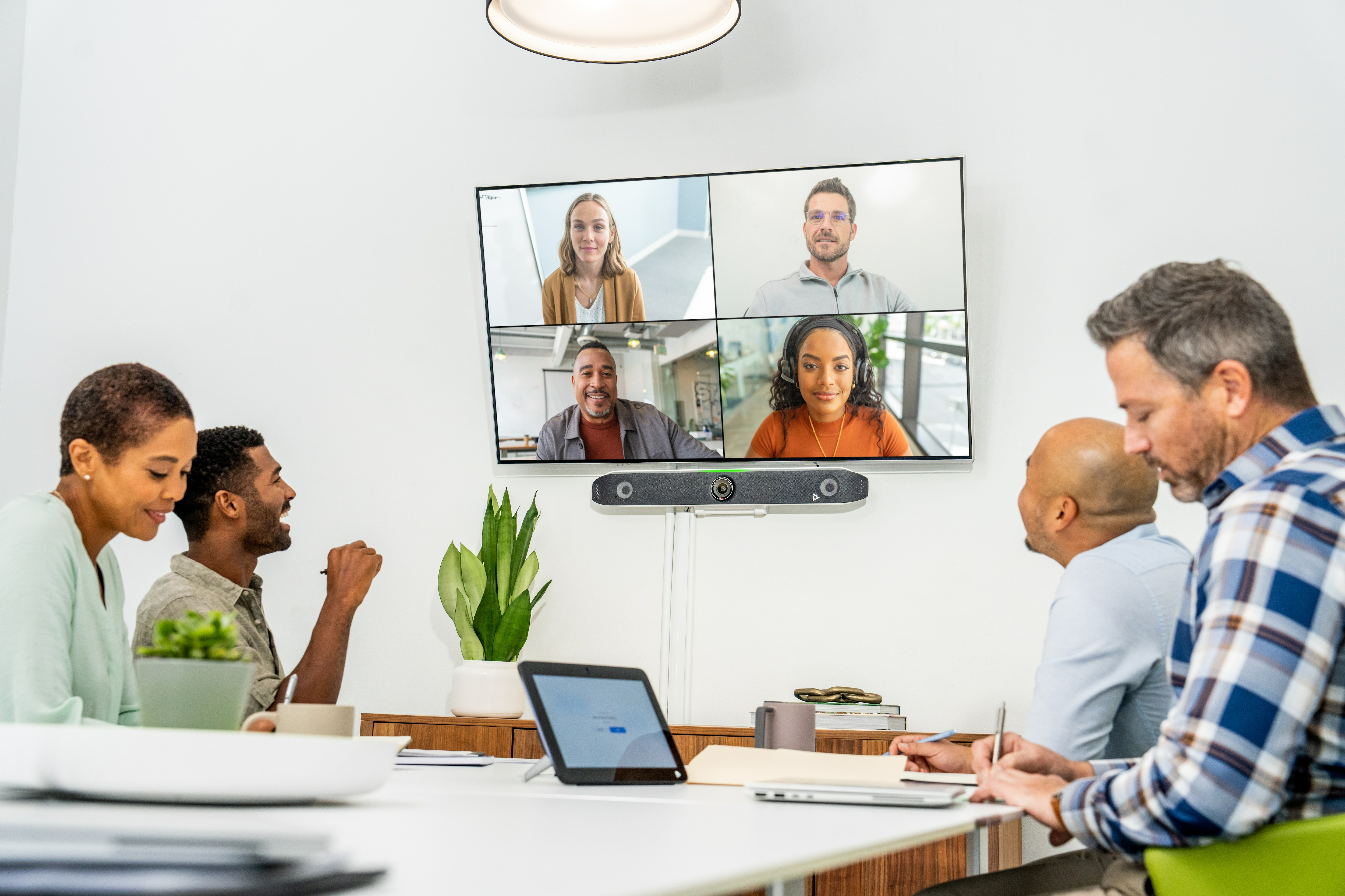 Poly Studio X52 - All-in-One Videoleiste (Videoleiste, Poly TC10 Touchcontroller)