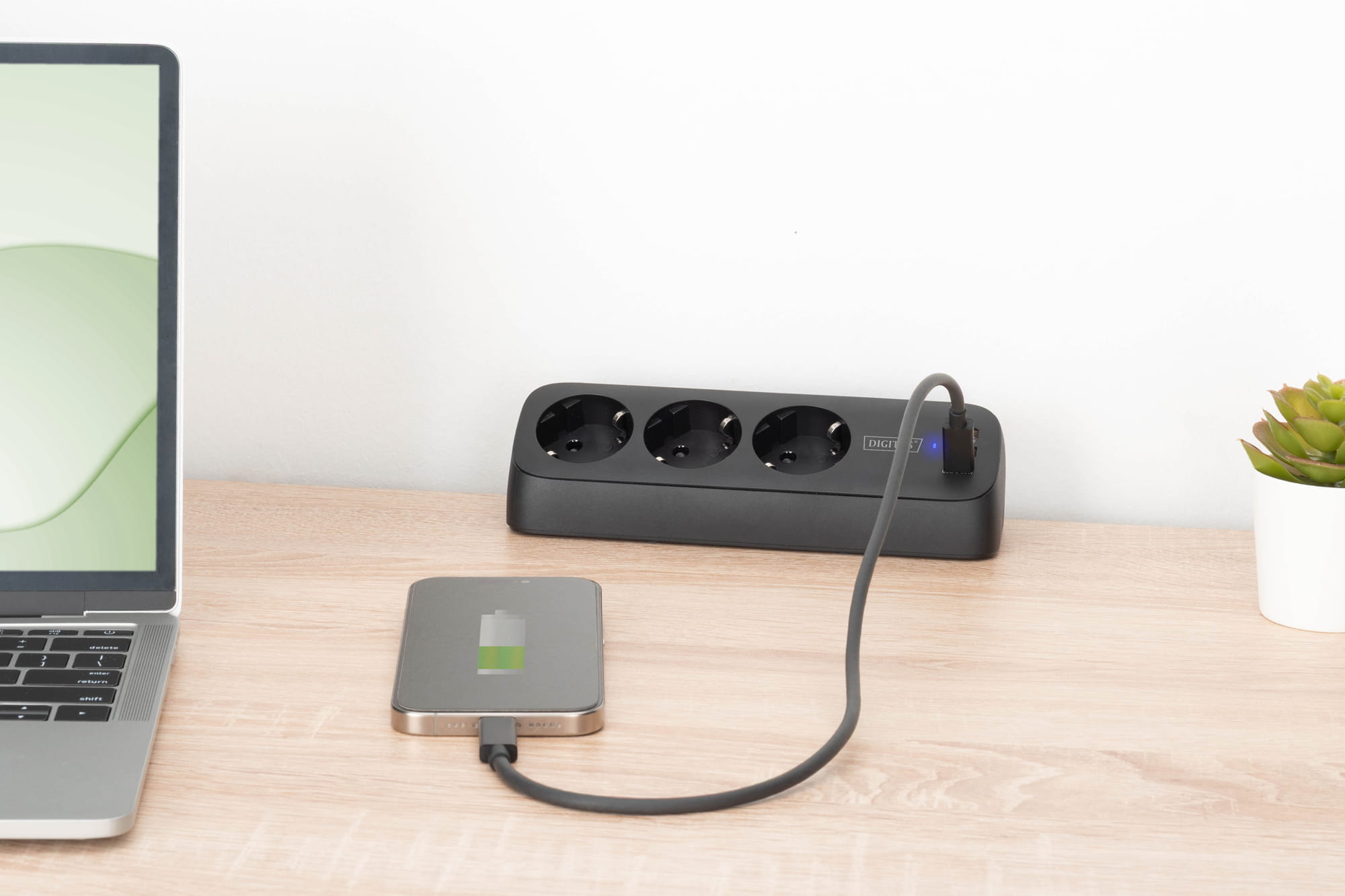 DIGITUS 3-fach Office-Steckdosenleiste mit 2x USB-A und 1x USB-C Anschlüssen, Schwarz