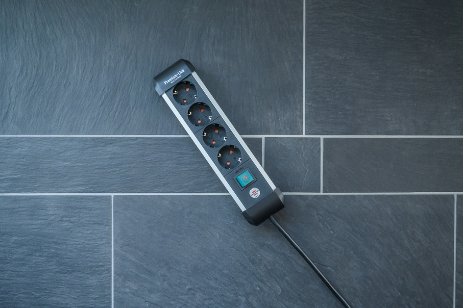 Brennenstuhl 1391030400, 1,8 m, Indoor, Abgewinkelt, IP20, Aluminium, Schwarz, Silber