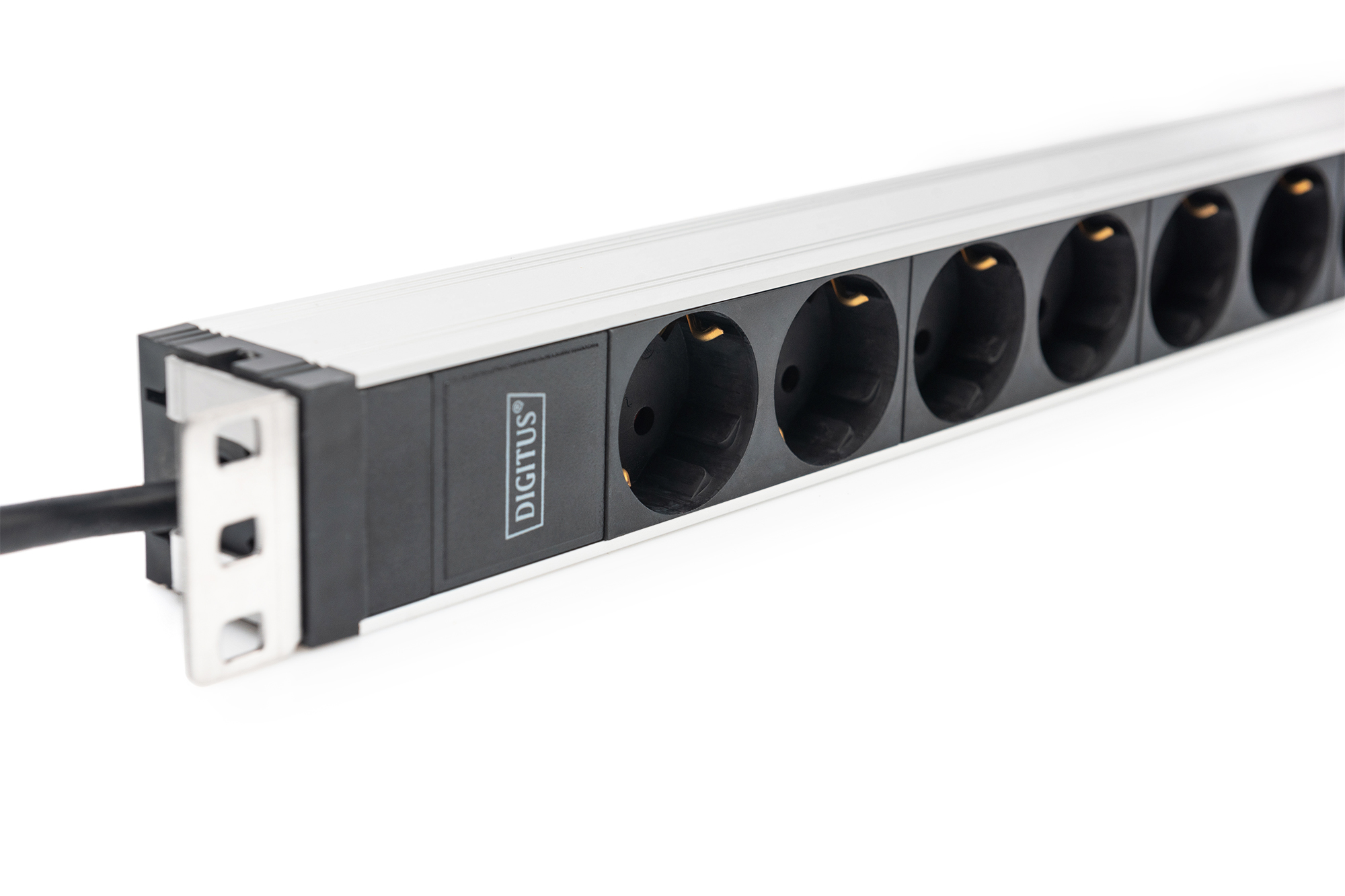 DIGITUS Steckdosenleiste mit Aluminiumprofil, 8-fach Schutzkontaktsteckdose, 2 m Zuleitung, IEC C20 Stecker