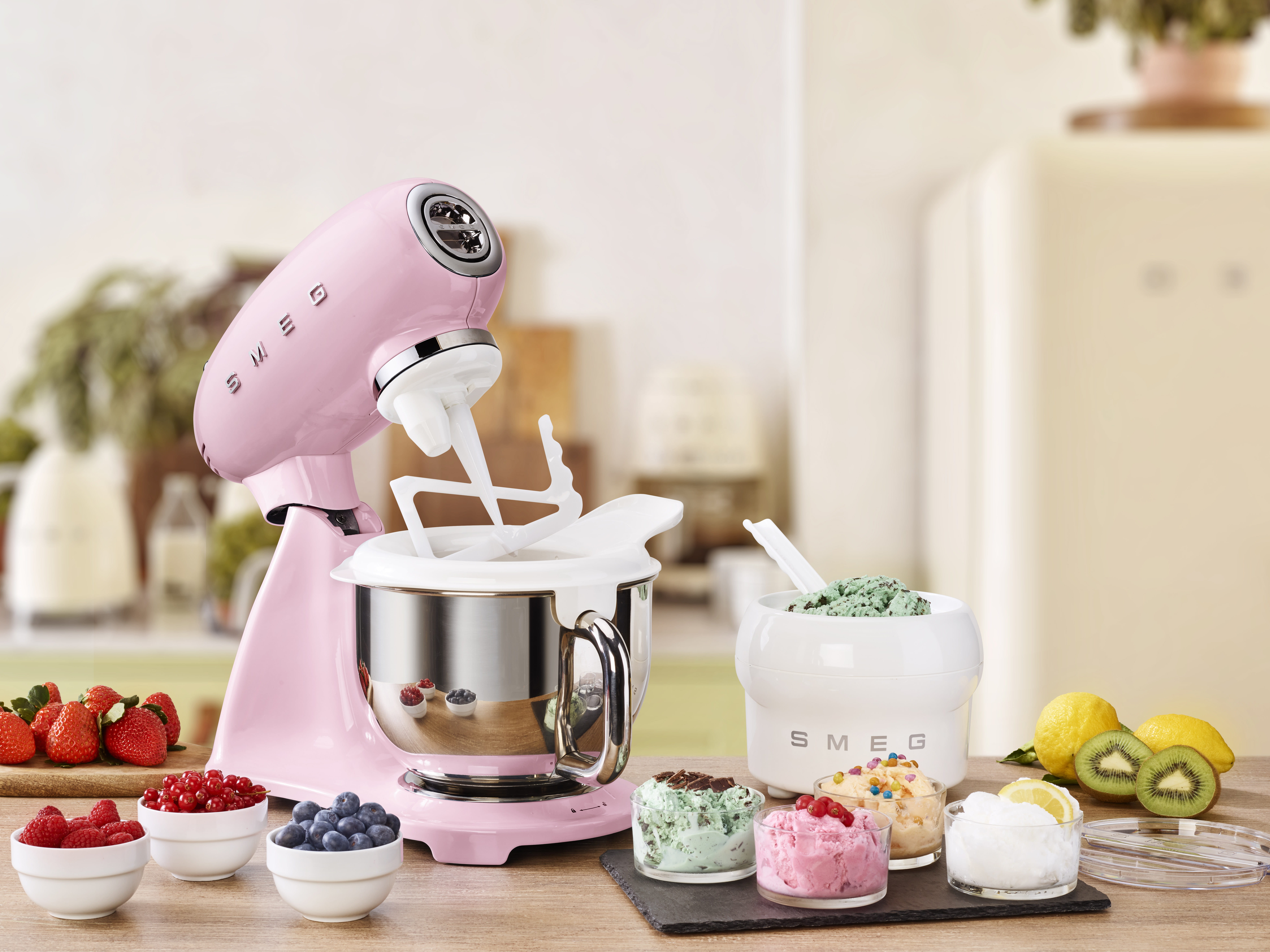 SMEG SMF03PKEU, Standmixer, Pink, Schlagen, Kneten, Rührer, 1 m, 4,8 l, Leiter