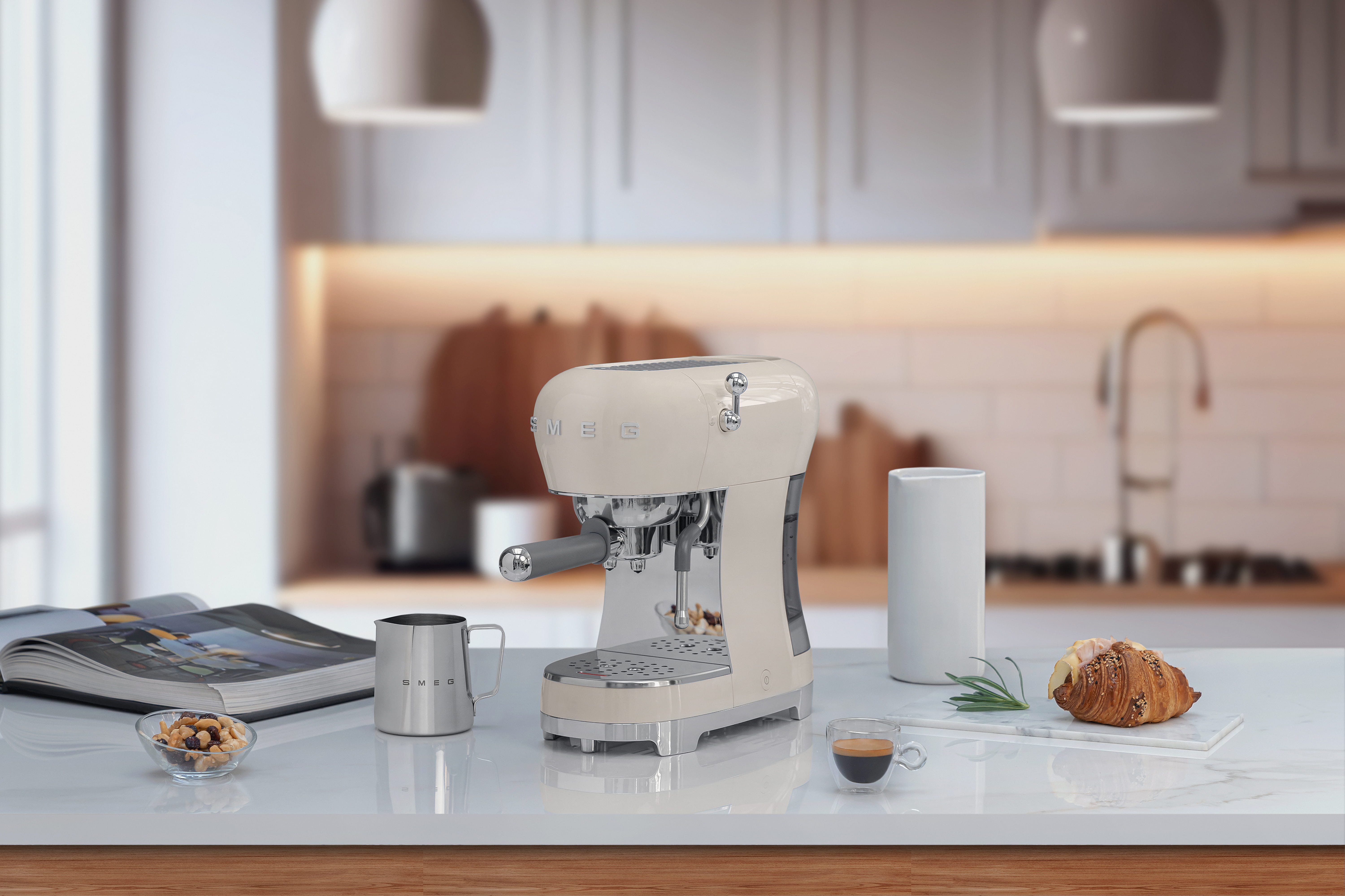 SMEG ECF02CREU, Espressomaschine, 1,1 l, Gemahlener Kaffee, 1350 W, Cremefarben