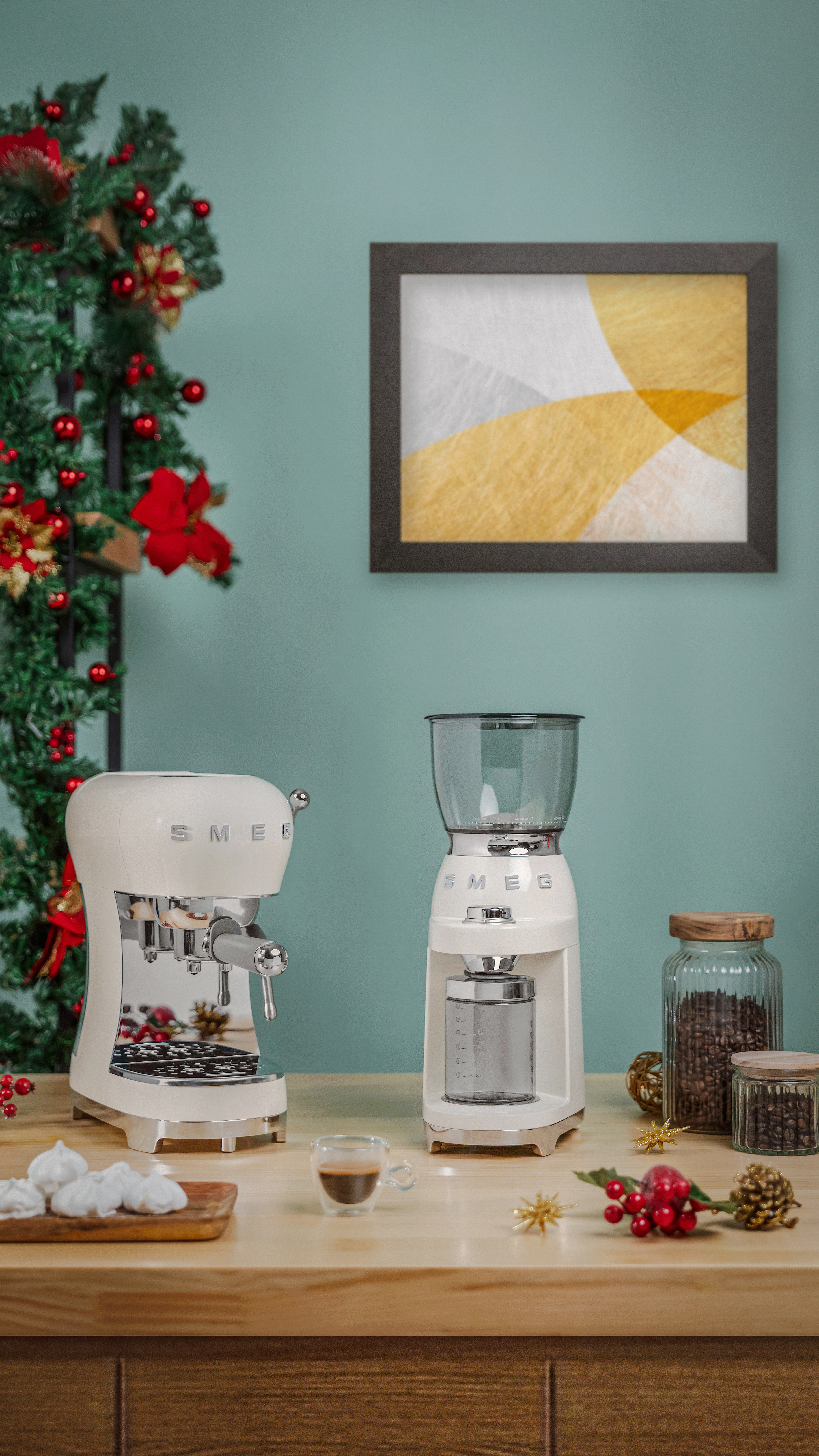 SMEG ECF02CREU, Espressomaschine, 1,1 l, Gemahlener Kaffee, 1350 W, Cremefarben