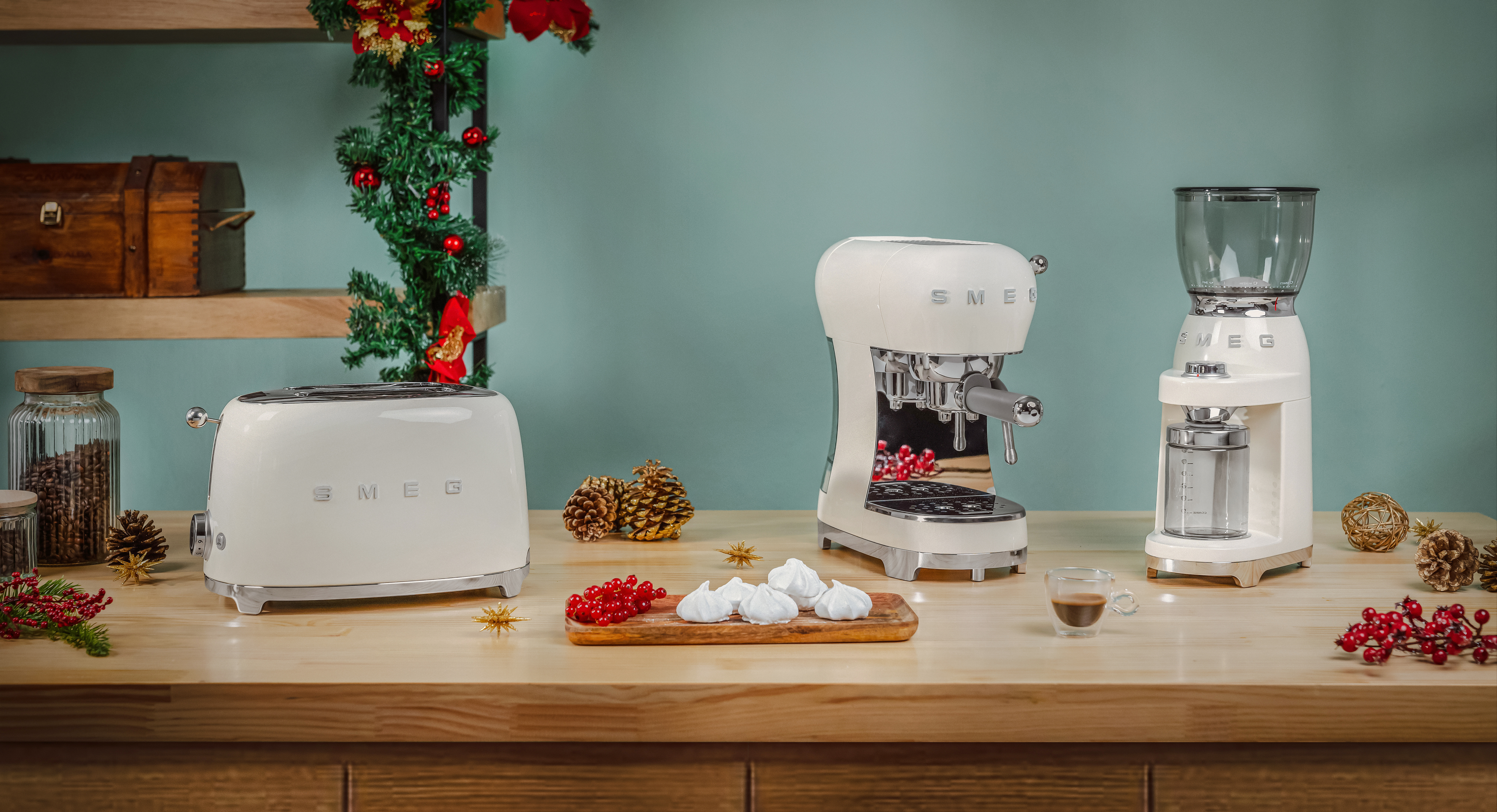 SMEG ECF02CREU, Espressomaschine, 1,1 l, Gemahlener Kaffee, 1350 W, Cremefarben
