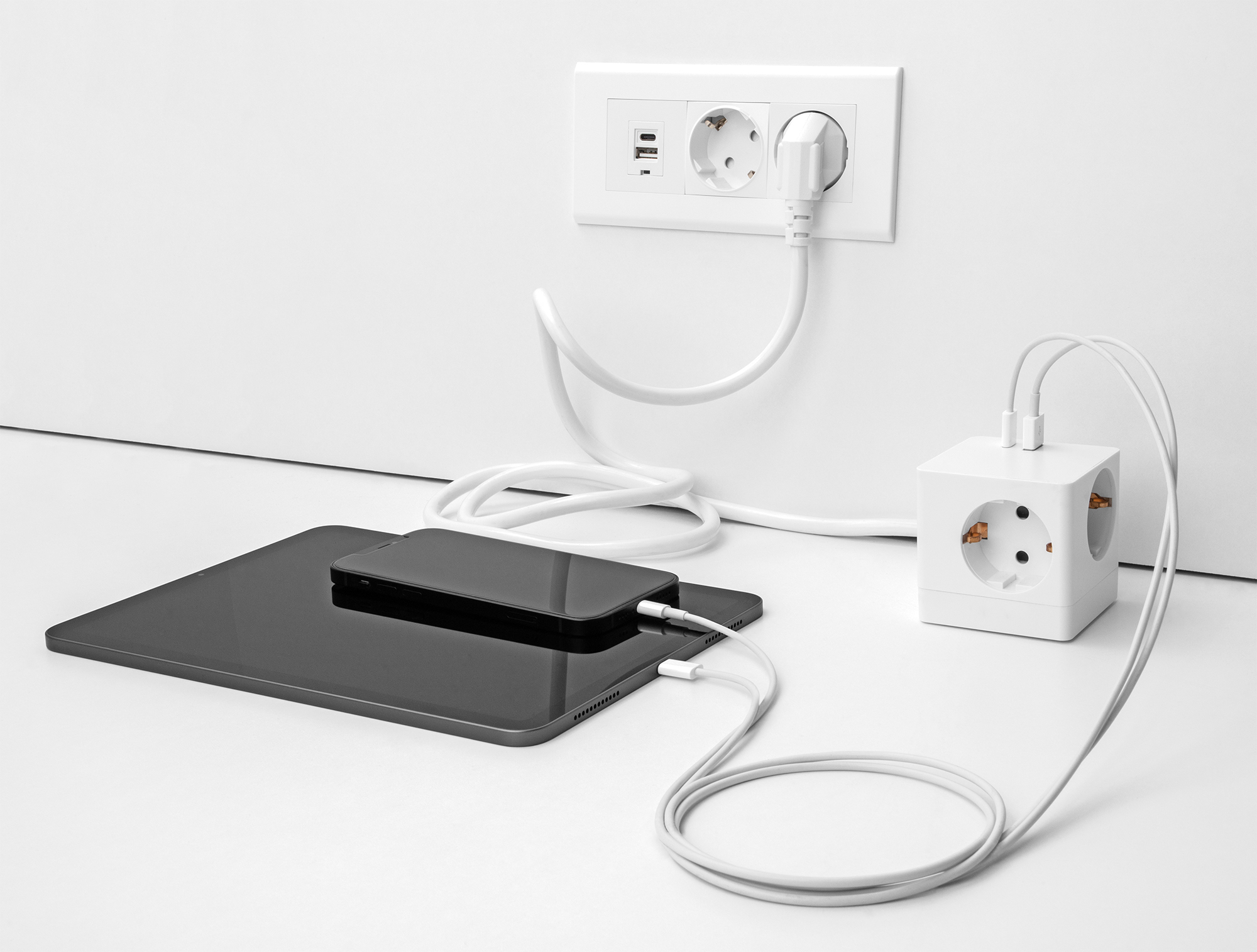 Delock Steckdosenleiste - mit Kindersicherung, PD 3.0 Ladegerät 20 W - Wechselstrom 250 V - 3680 Watt - Eingabe, Eingang power CEE 7/7 - Ausgangsanschlüsse: 3 (3 x Stecker CEE 7/3, USB, 24 pin USB-C)