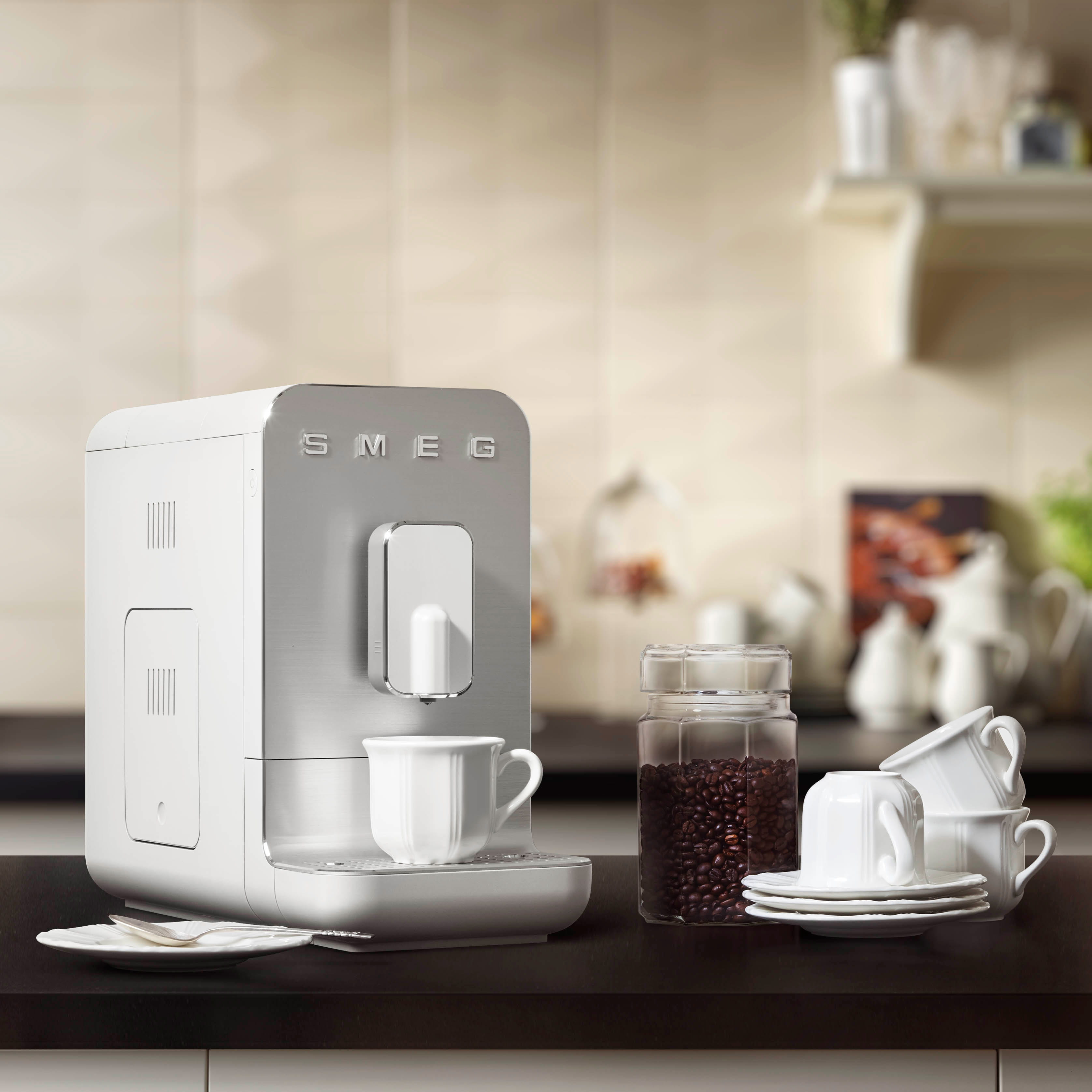 SMEG BCC11WHMEU, Espressomaschine, 1,4 l, Gemahlener Kaffee, Eingebautes Mahlwerk, 1350 W, Weiß