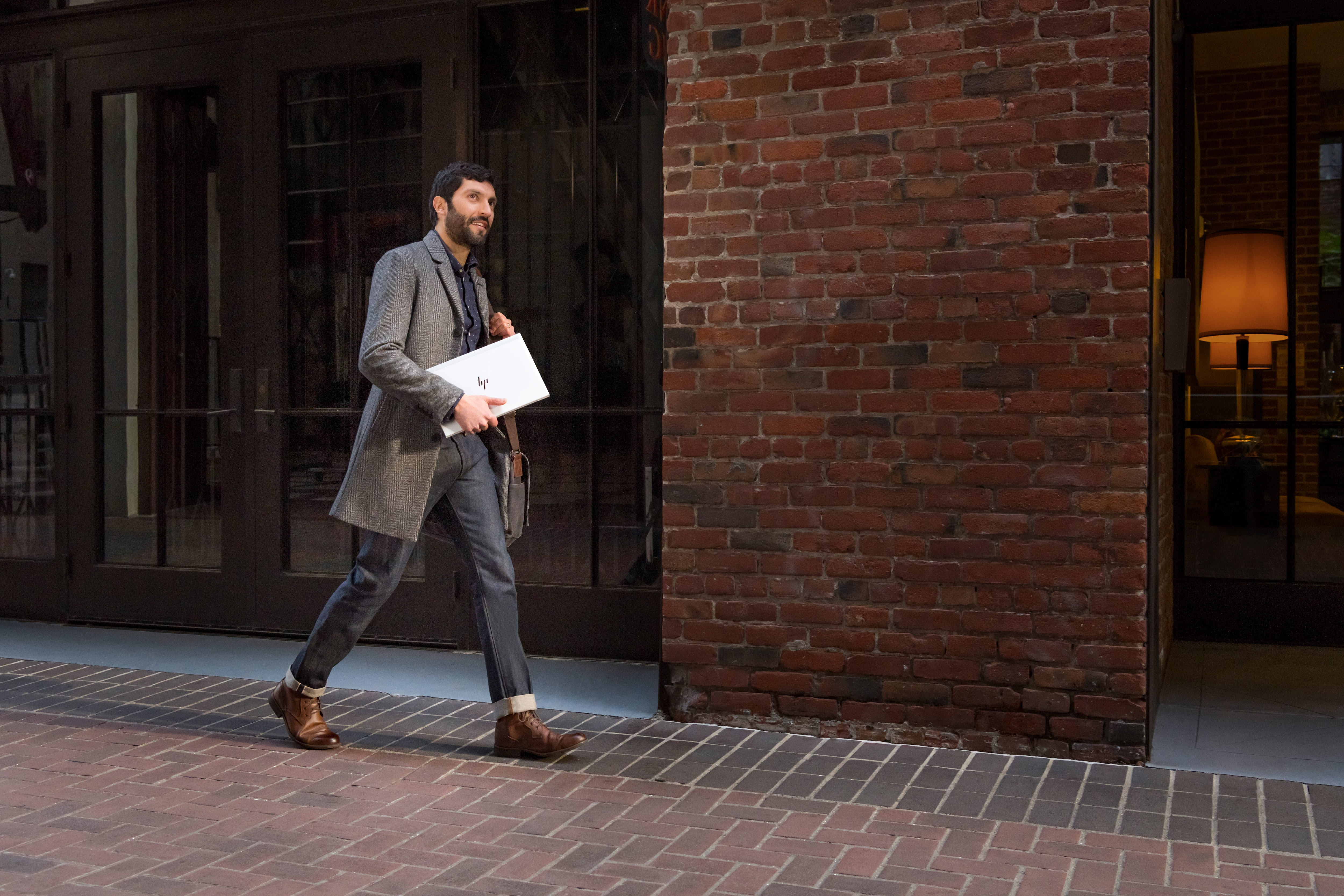 HP Mobile Thin Client mt46 - AMD Ryzen 3 Pro 4450U / 2.5 GHz - Windows 10 IoT Enterprise for Thin Clients 64-bit - Radeon Graphics - 8 GB RAM - 128 GB SSD TLC - 35.6 cm (14")