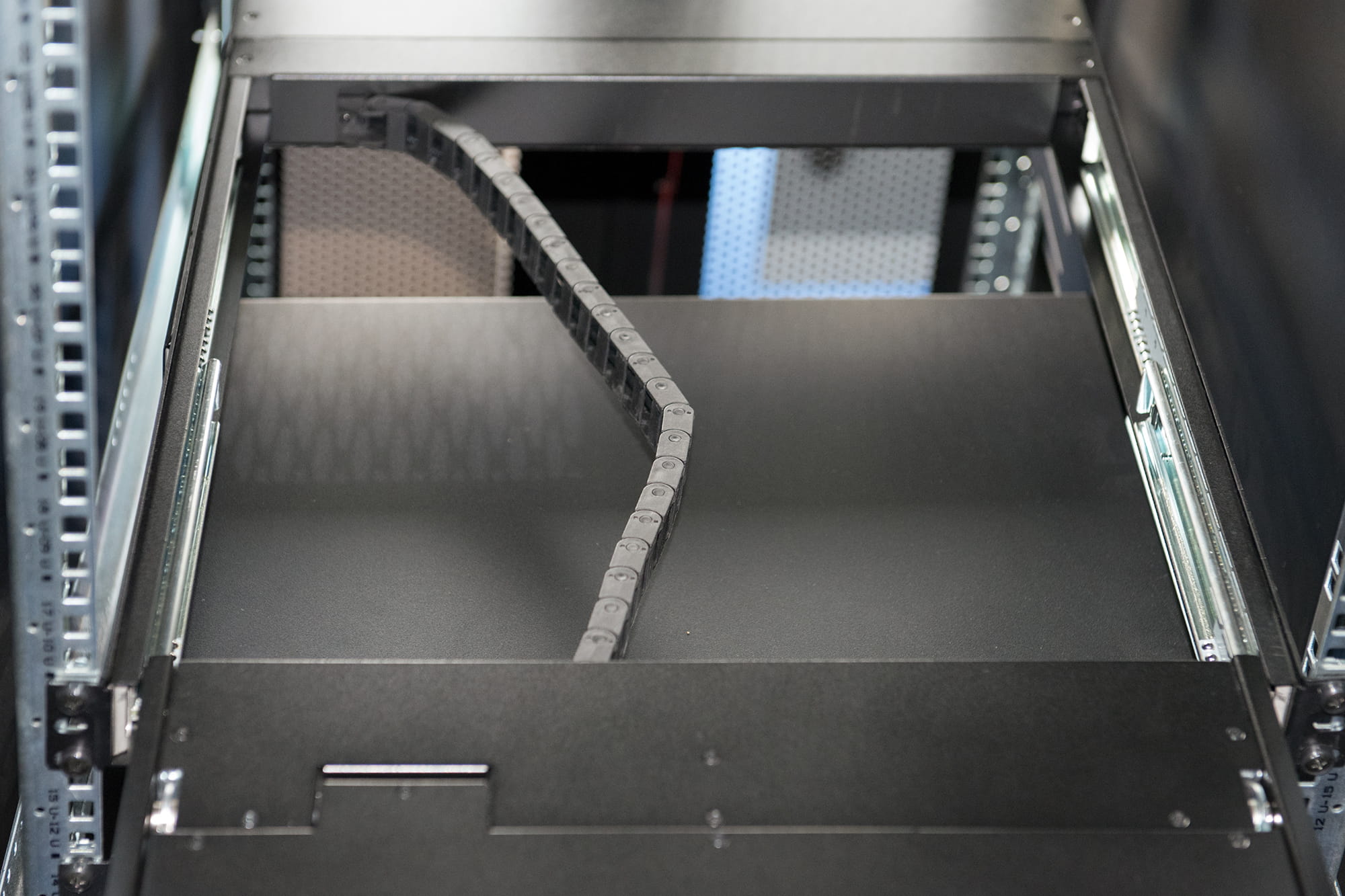 DIGITUS Modulare HD LCD KVM Konsole mit 19" TFT, 8-Port CAT 5 KVM Anschluss, Touchpad, italienisches Tastaturlayout