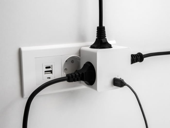 Delock Socket splitter - mit Kindersicherung - Wechselstrom 250 V - 3680 Watt - Eingabe, Eingang power CEE 7/7 - Ausgangsanschlüsse: 3 (power CEE 7/3, USB, 24 pin USB-C)