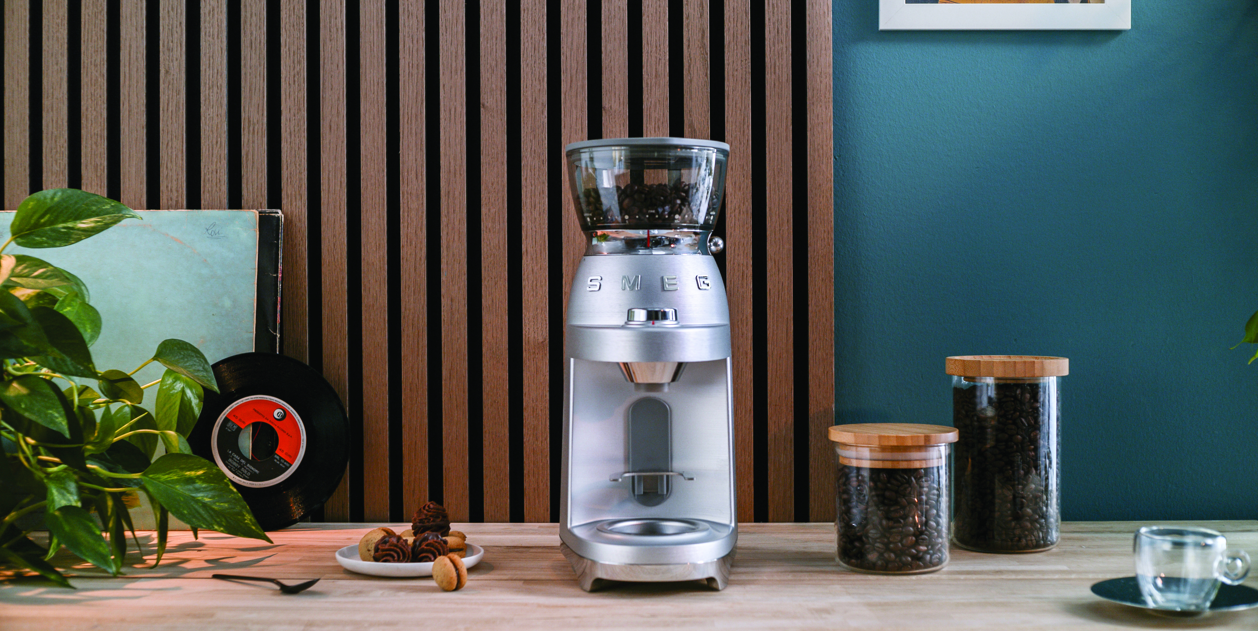 SMEG CGF02SSEU, Mühle mit Mahlwerk, 240 g, Kegelmahlwerk, Edelstahl, Kunststoff, Aluminium