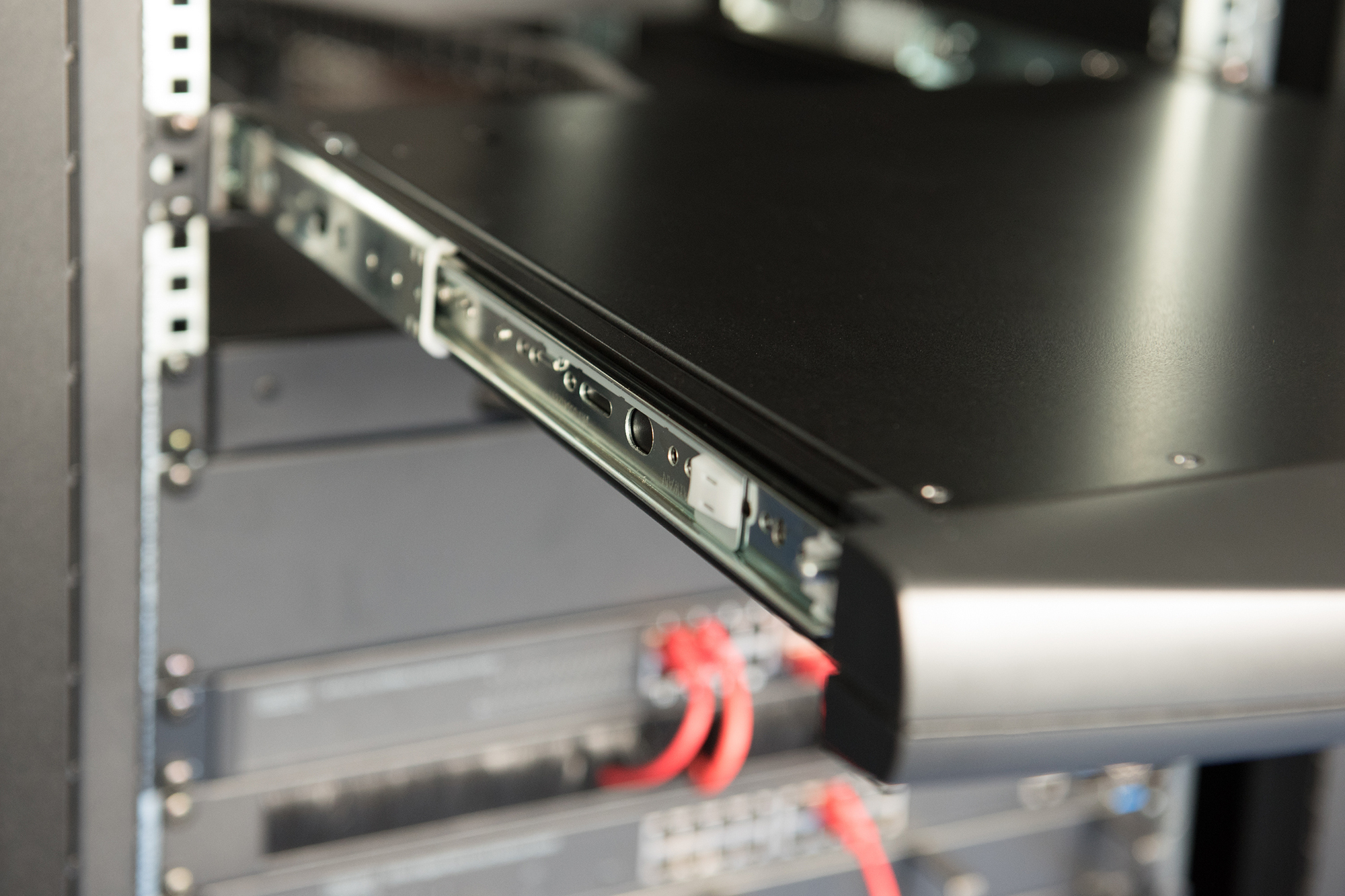 DIGITUS Modulare HD LCD KVM Konsole mit 19" TFT, 16-Port VGA KVM Anschluss, Touchpad, türkisches Tastaturlayout