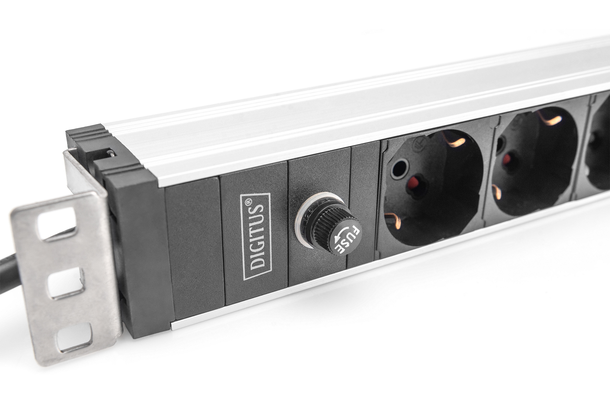 DIGITUS Steckdosenleiste mit Aluminiumprofil und Vorsicherung, 8-fach italienischer Ausgang, 2 m Zuleitung IEC C14 Stecker