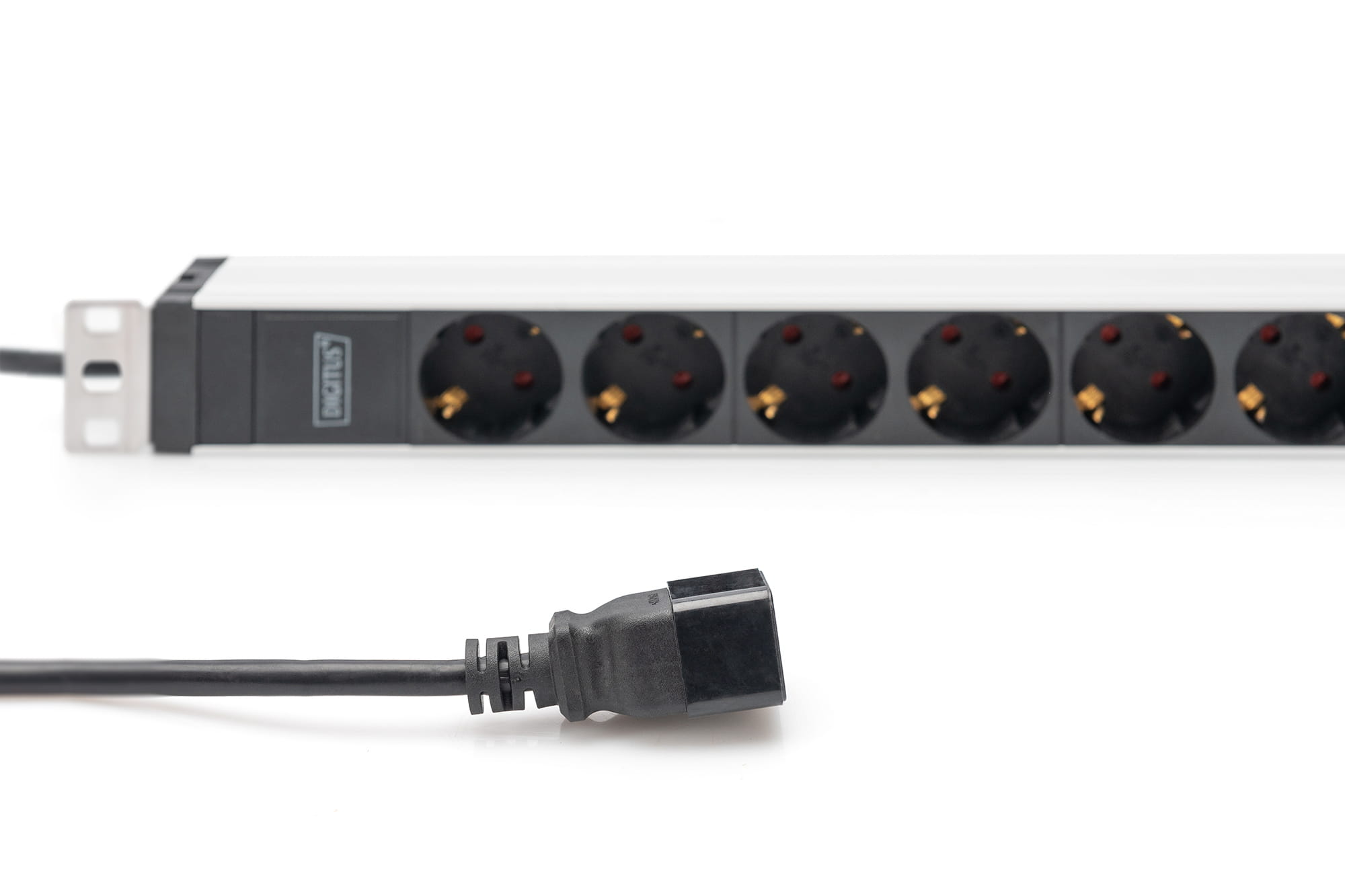 DIGITUS Steckdosenleiste mit Aluminiumprofil, 8-fach Schutzkontaktsteckdose, 2 m Zuleitung, IEC C20 Stecker