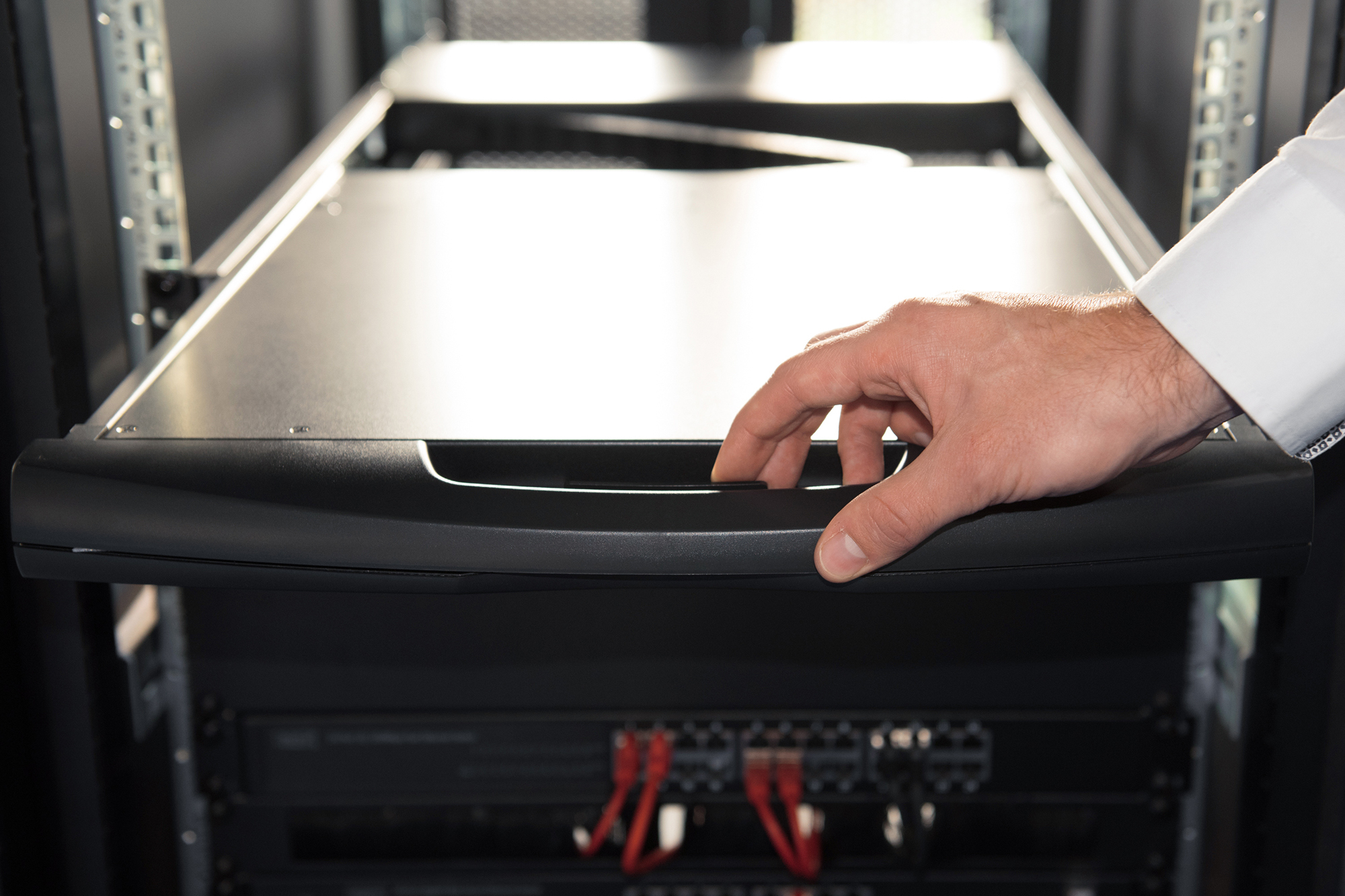 DIGITUS Modulare HD LCD KVM Konsole mit 19" TFT, 8-Port VGA KVM Anschluss, Touchpad, türkisches Tastaturlayout