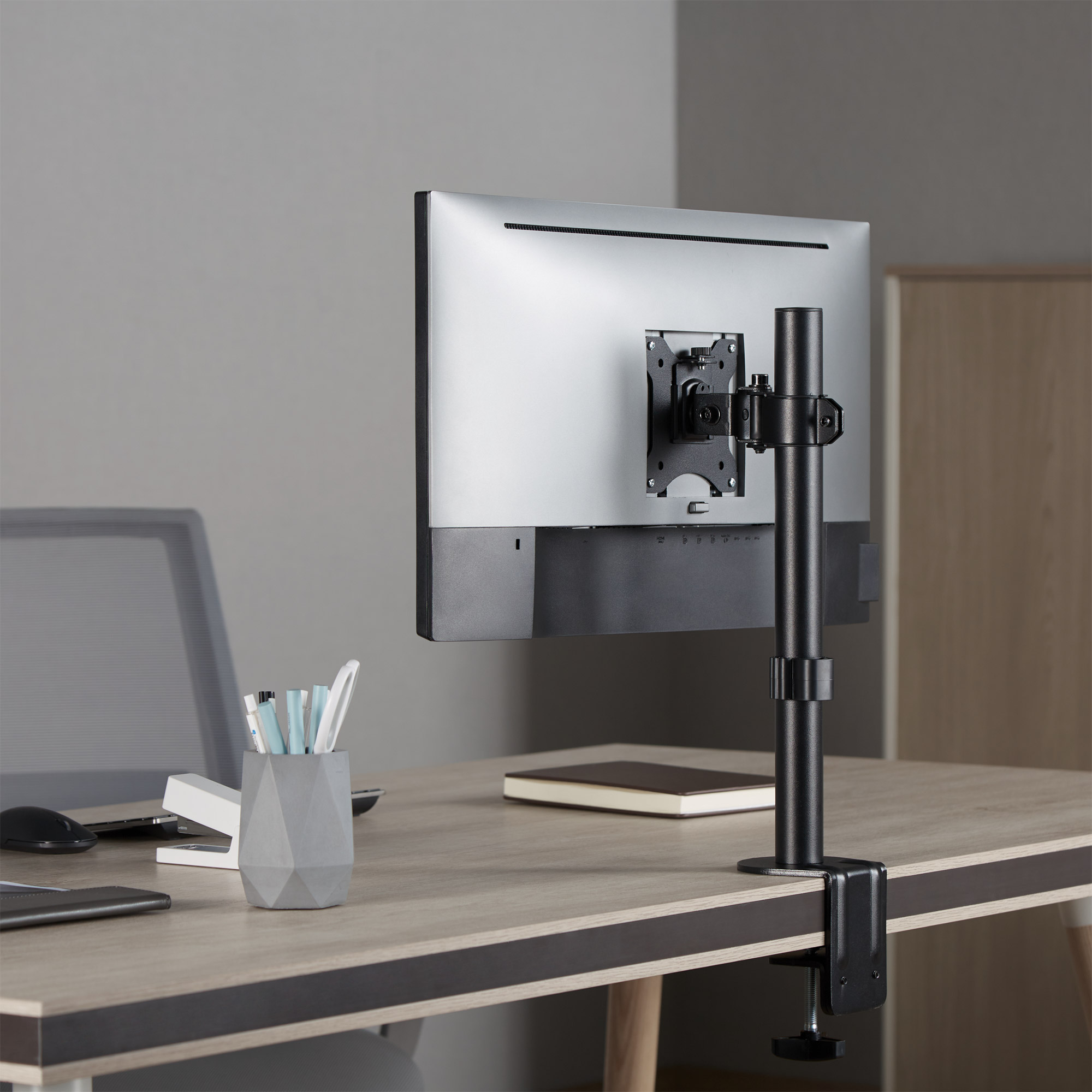 InLine Tischhalterung - für LCD-/LED-Display bis 81cm (32") - max. 9kg - schwarz