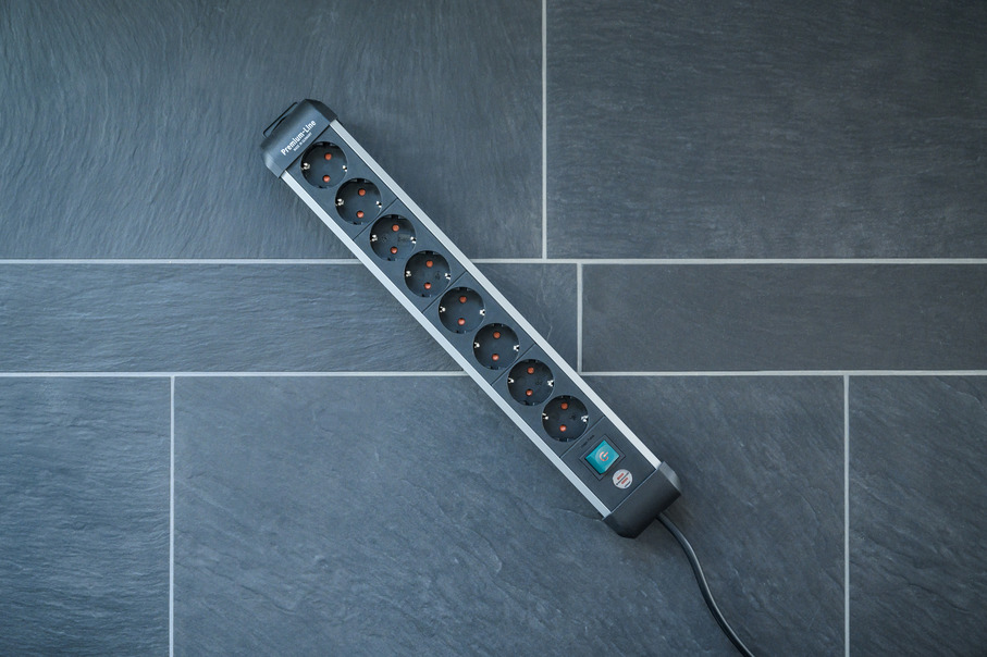 Brennenstuhl 1391030800, 3 m, Indoor, Abgewinkelt, IP20, Schwarz, Silber, 8 AC-Ausgänge